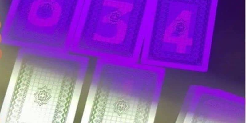 Cách nhìn xuyên bài bằng kính áp tròng