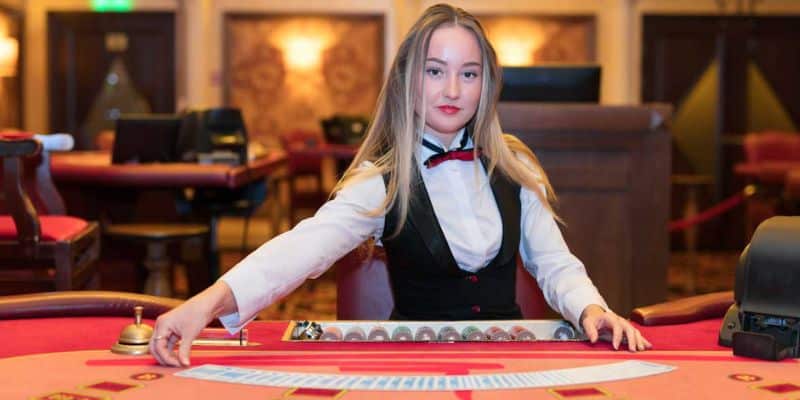 Người chia bài trong casino gọi là gì và các tình huống cần lưu ý